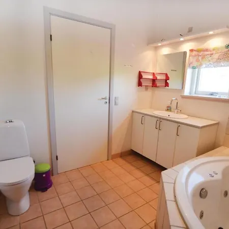 בית נופש 4 Bedroom Amazing In
