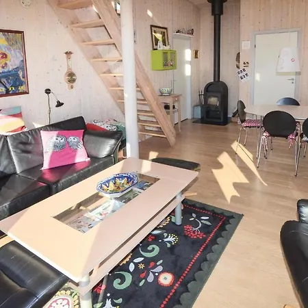 4 Bedroom Amazing In Holiday home